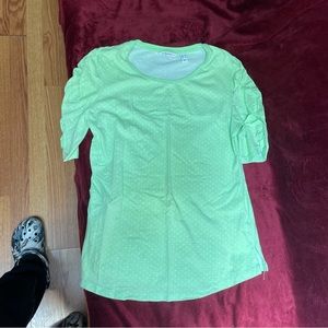 Women’s Top w/ ruffled sleeves